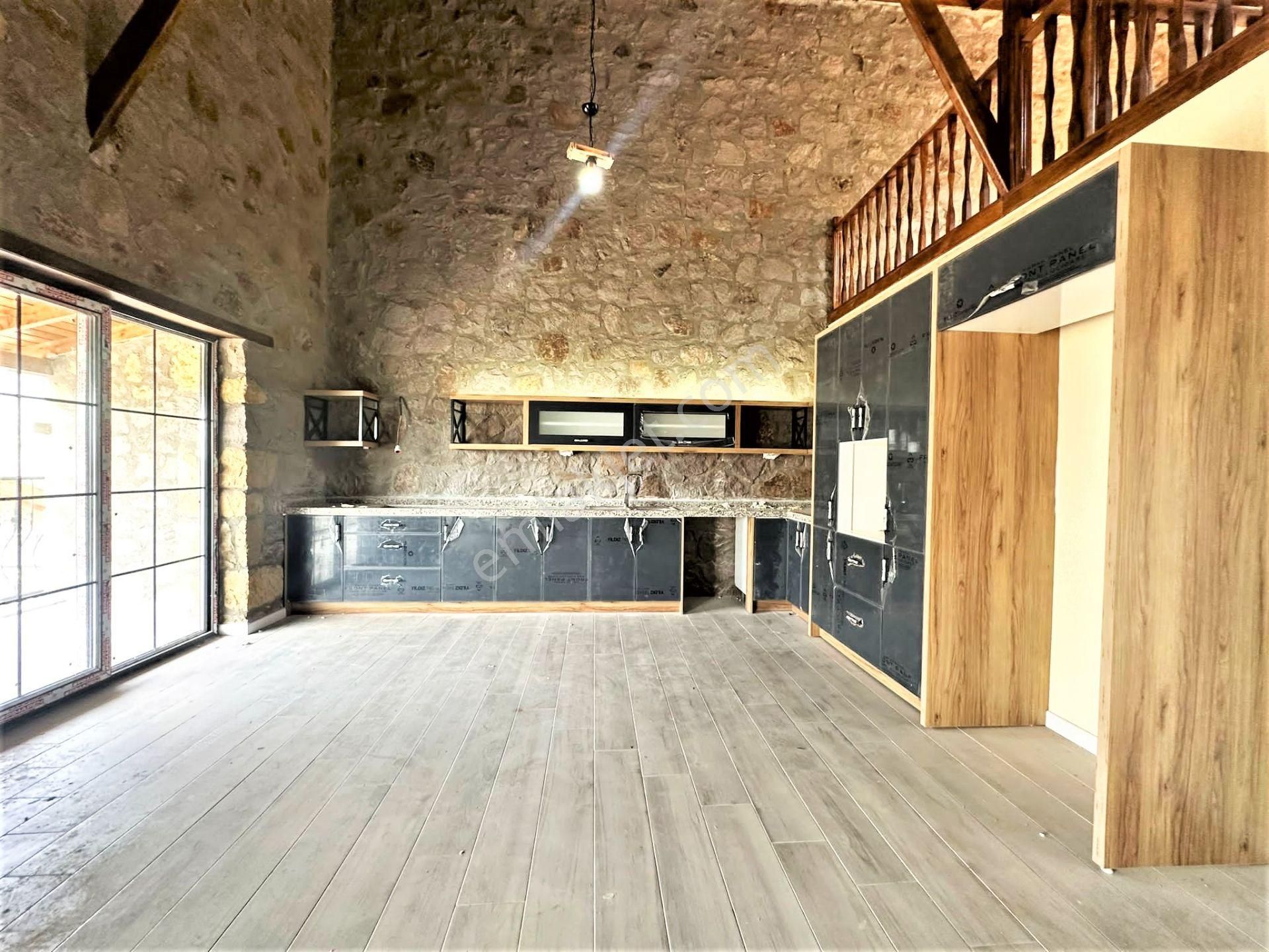 Aygül'den Edremit Çamcı'da Sıfır Amerikan Mutfaklı Giyinme Odalı Şömineli Bahçeli 3+1 Satılık Taş Ev - Görsel 8