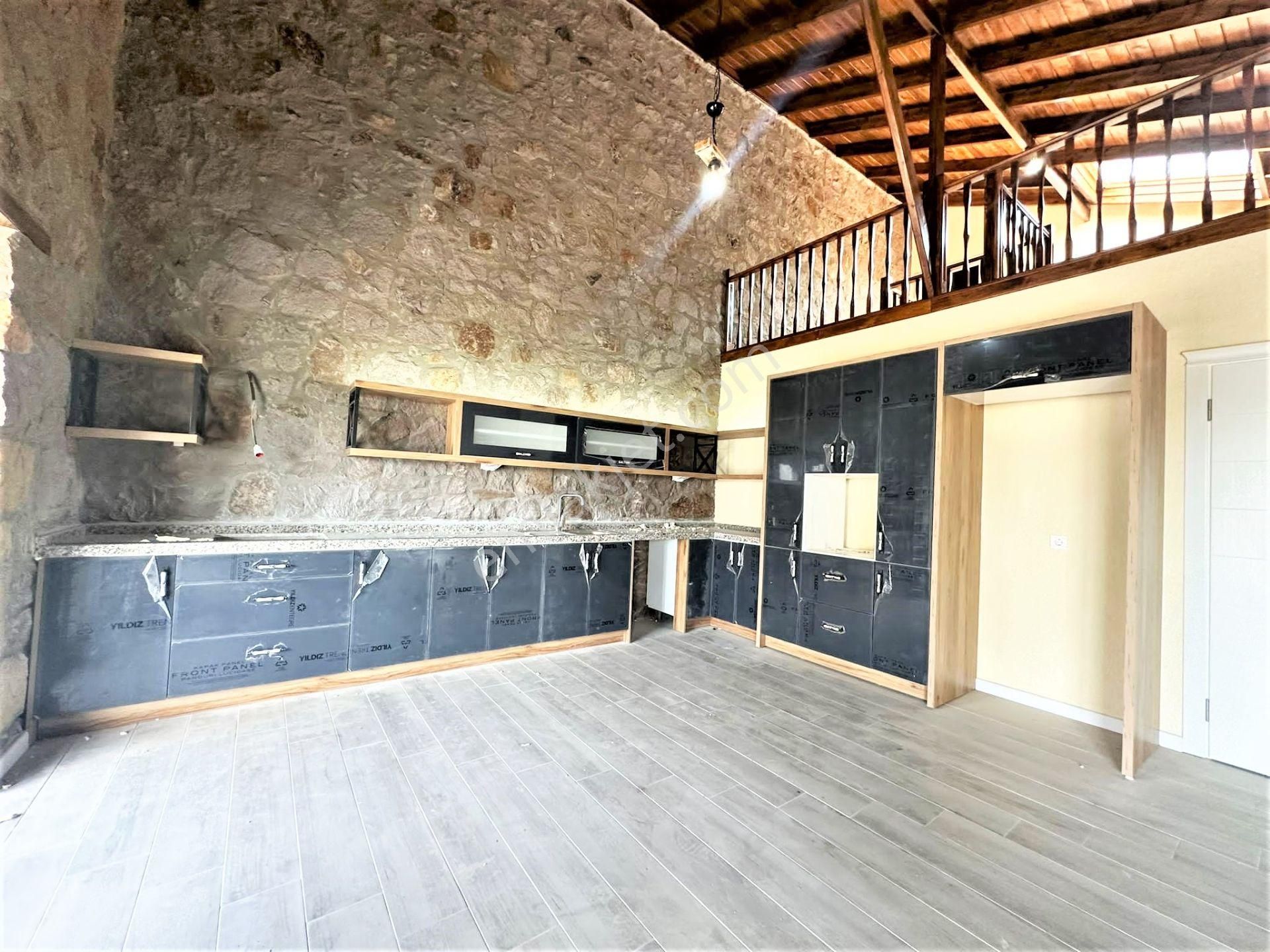 Aygül'den Edremit Çamcı'da Sıfır Amerikan Mutfaklı Giyinme Odalı Şömineli Bahçeli 3+1 Satılık Taş Ev - Görsel 7