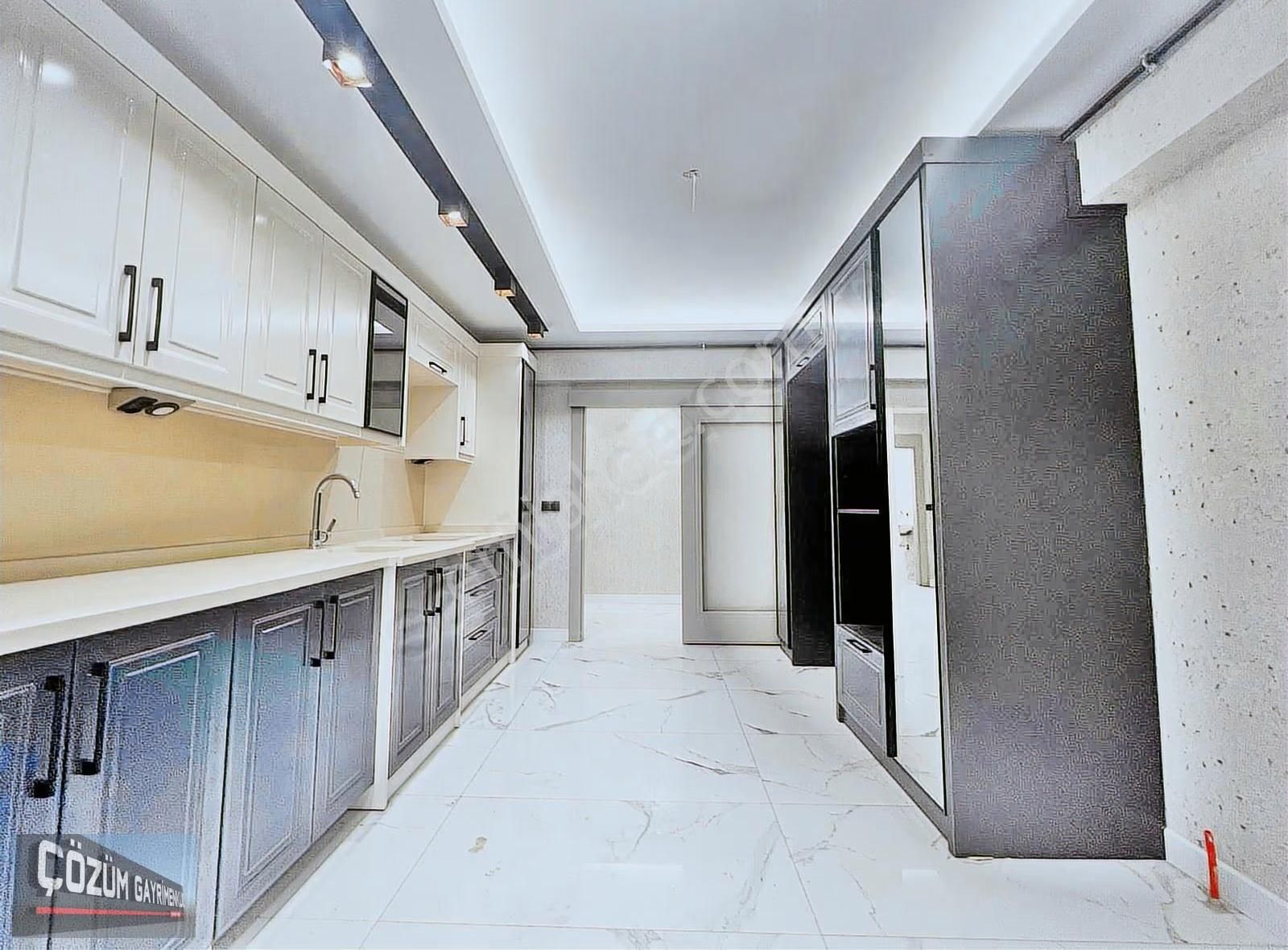 Çözüm'de Cadde Kenarı Sıfır 4+1 Çift Banyolu İskanlı Full Yapılı - Görsel 3