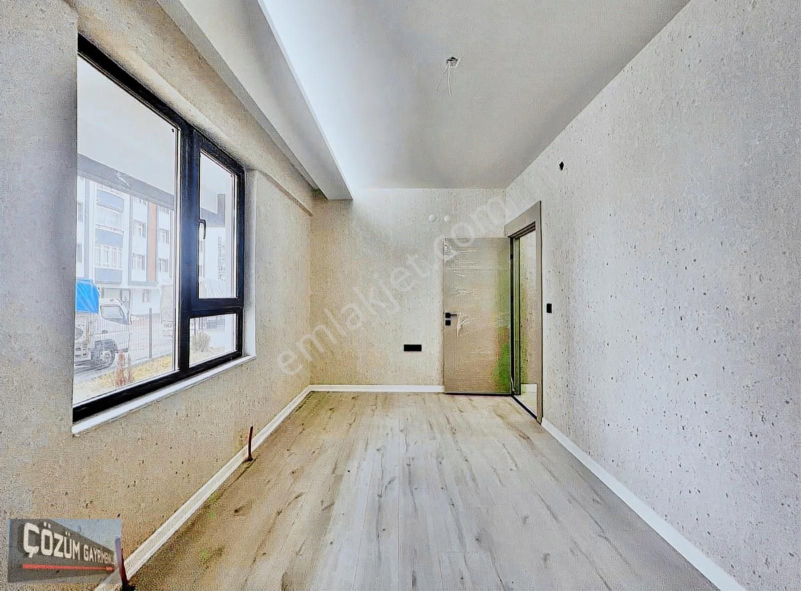 Çözüm'de Cadde Kenarı Sıfır 4+1 Çift Banyolu İskanlı Full Yapılı - Görsel 31