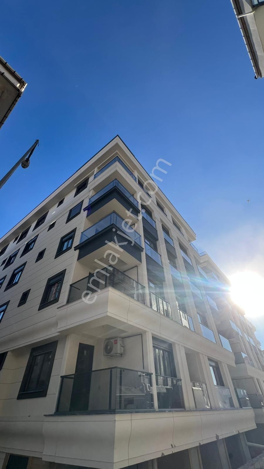 Dikilitaşta Yeni Bina Satılık 1+1 Bahçe Katı