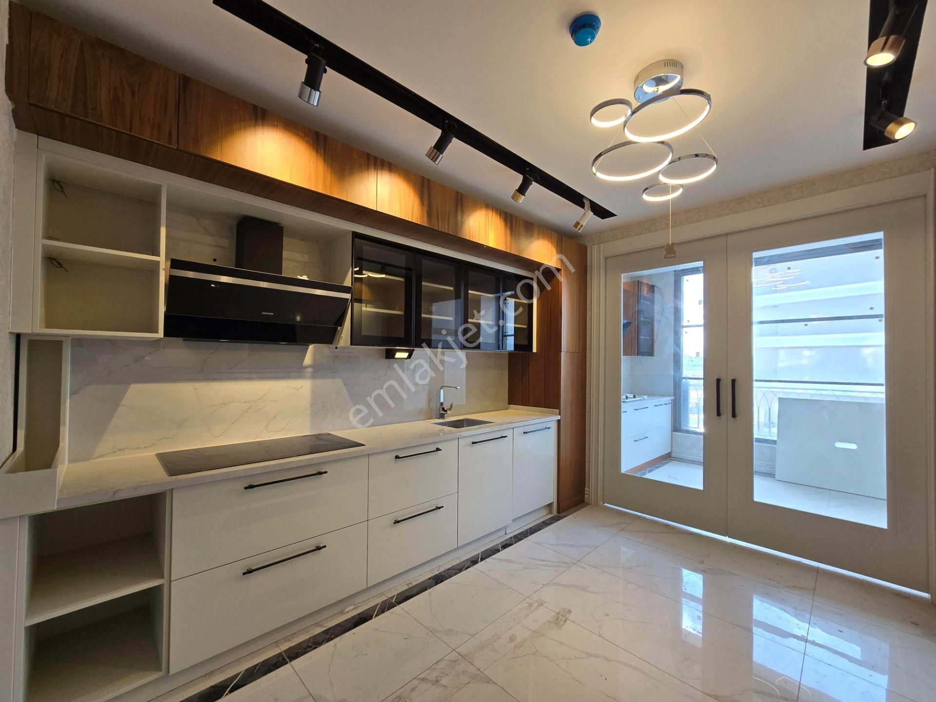 Altınsanpark Sitesinde İşyapar Gayrimenkulden Satılık Lüks Sıfır 5+1 Daire