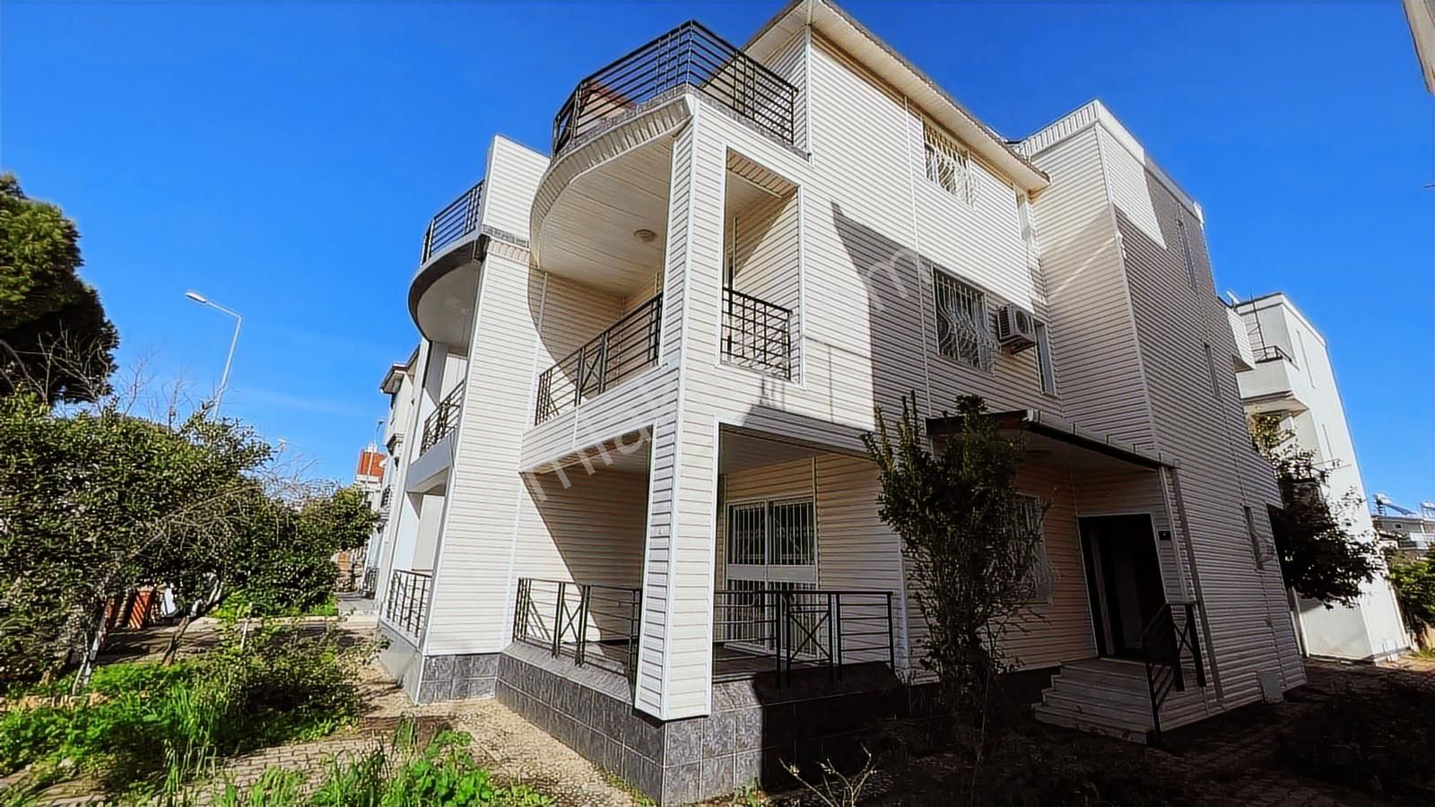 Yeşilkent Sitesi İçerisinde Denize 150mt Mesafede 4+1 Villa