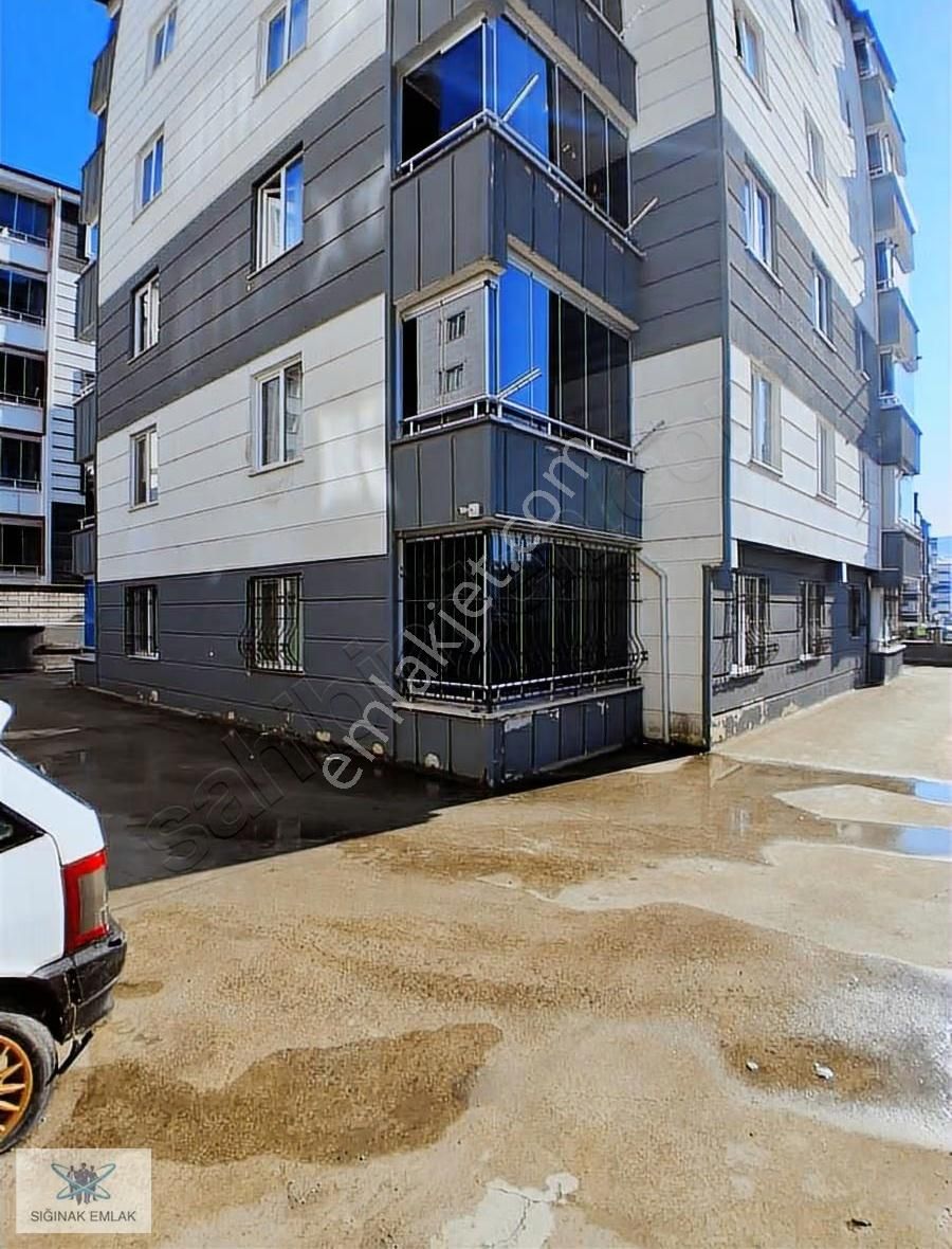 Sığınak Emlak Tan Merkezi Konumda Geniş Balkonda Otoparklı - Görsel 3