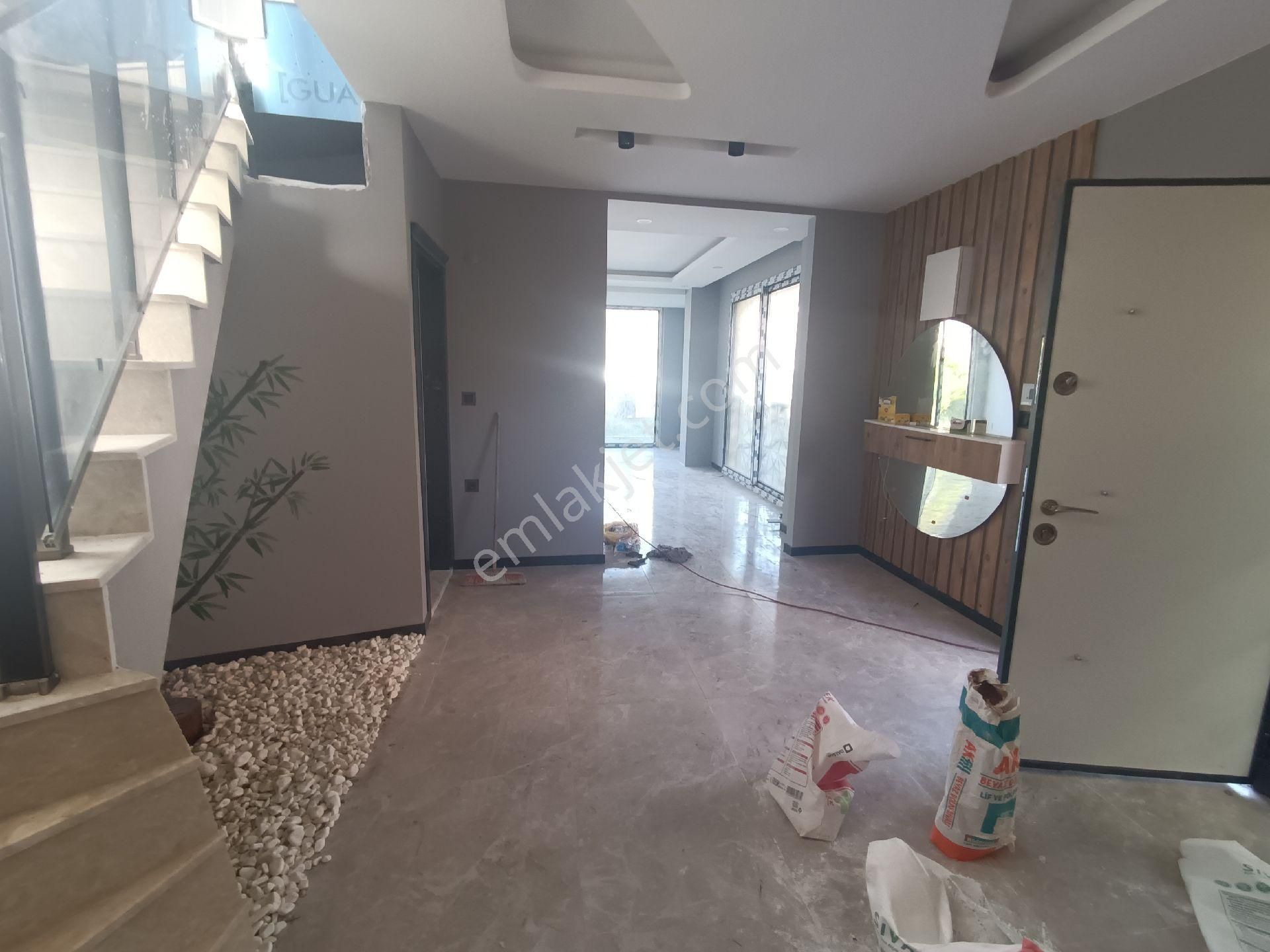 Kuşadası Sahil Sitelerinde Denize Yürüme Yürüme Mesafesinde 4+1 Satılıkfırsat Villla - Görsel 18