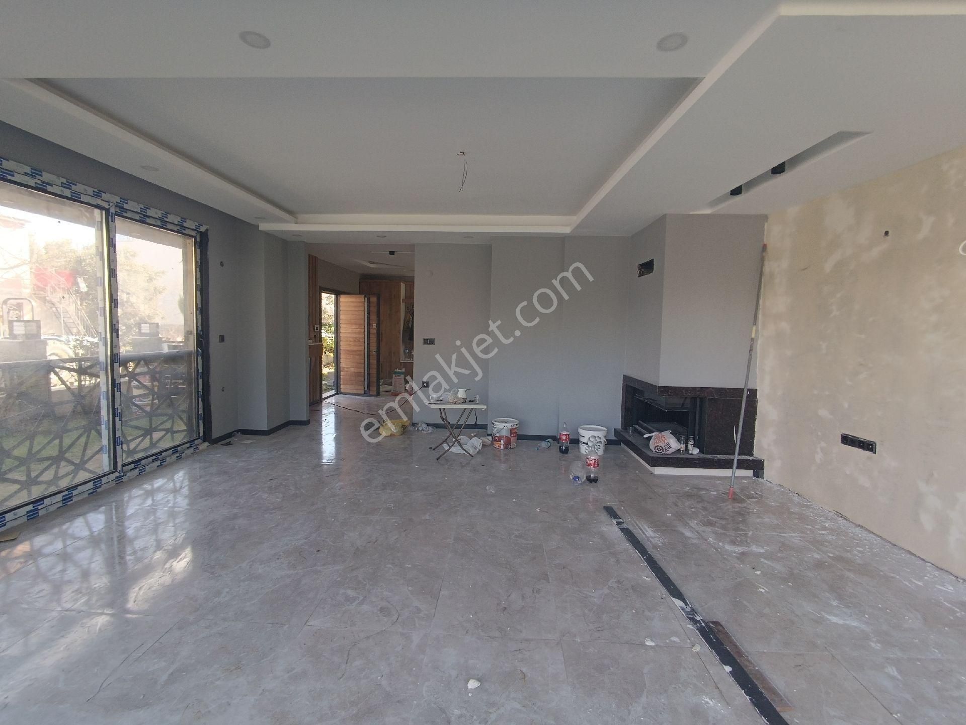 Kuşadası Sahil Sitelerinde Denize Yürüme Yürüme Mesafesinde 4+1 Satılıkfırsat Villla