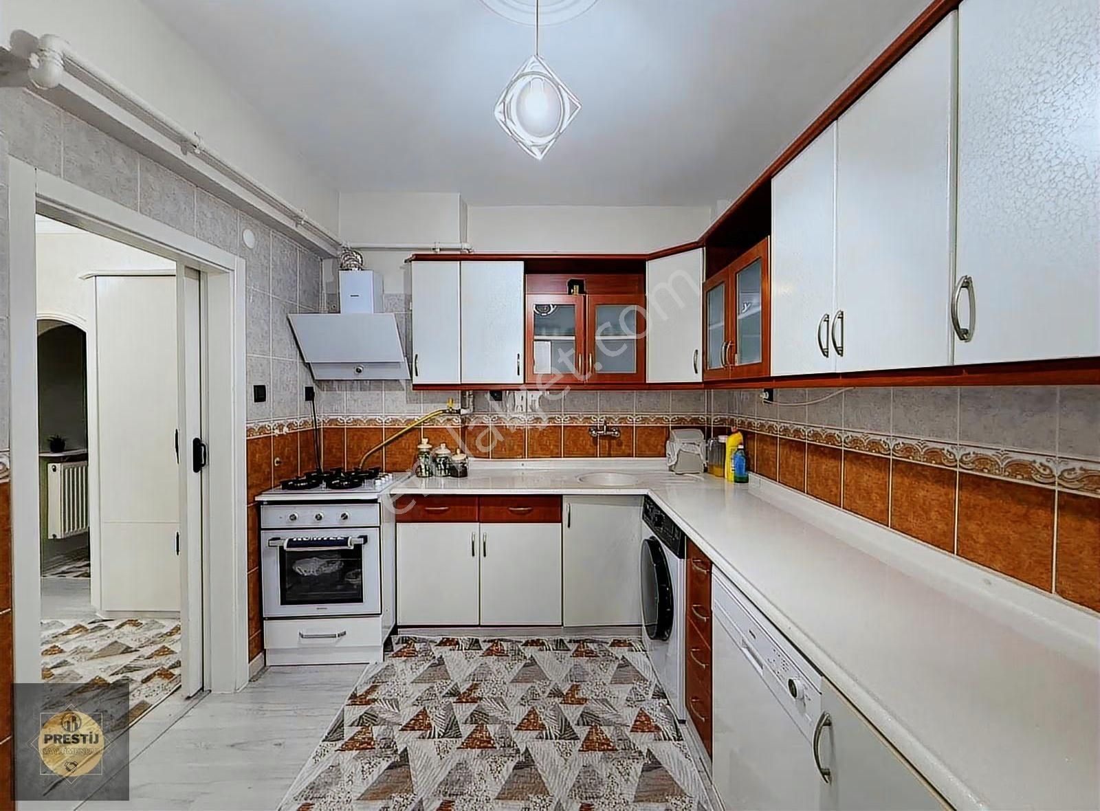 Selçuklu Mahallesinde Teraslı Komple Satılık Bina - Görsel 2