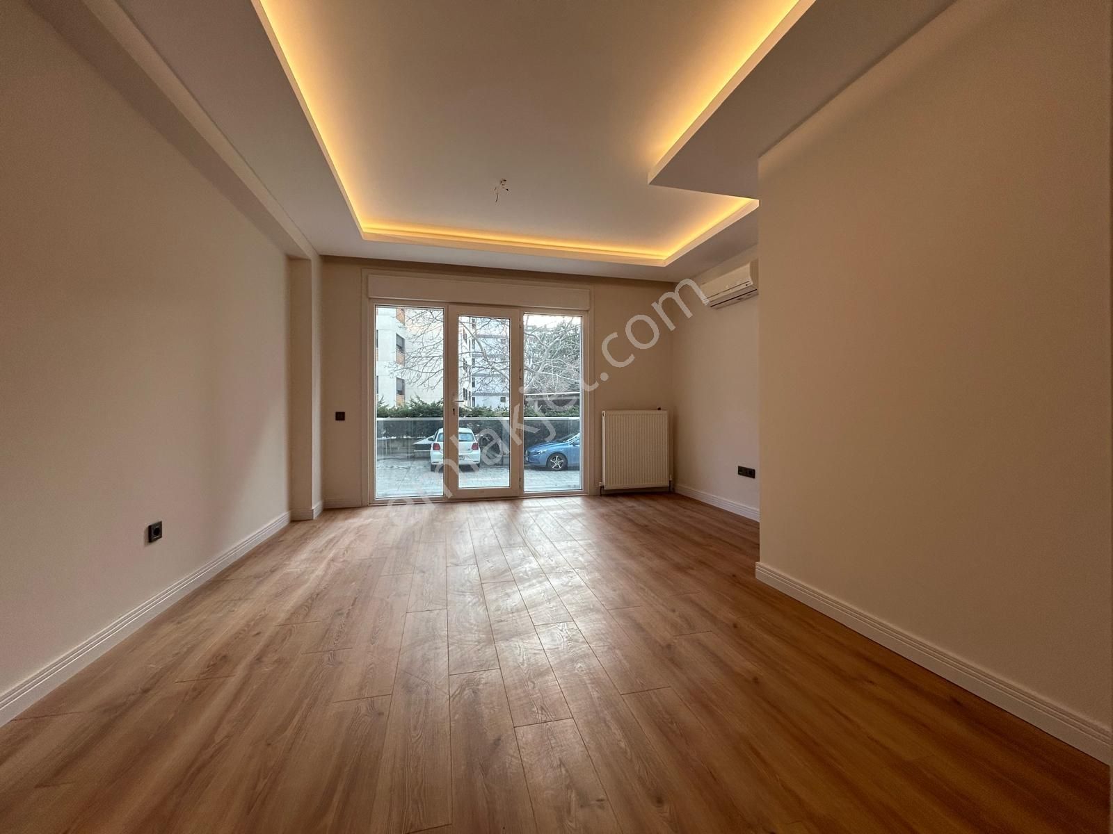 Suadiye'de Bağdata Komşu Kapalı Mutfaklı Geniş Net 70m2 2+1