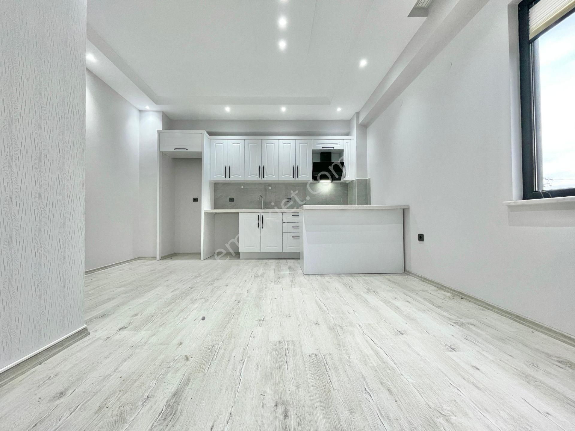 Berkay Demirel'den Ara Kat Cam Balkonlu Doğalgazlı 1+1 Daire