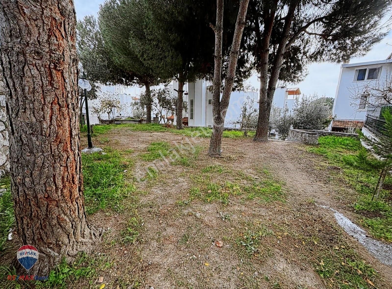 18 Çandarlı Piri Reis Sitesi Tripleks Bahçeli 3+1 Satılık Villa - Görsel 8