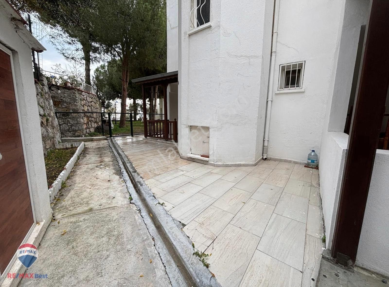 18 Çandarlı Piri Reis Sitesi Tripleks Bahçeli 3+1 Satılık Villa - Görsel 23