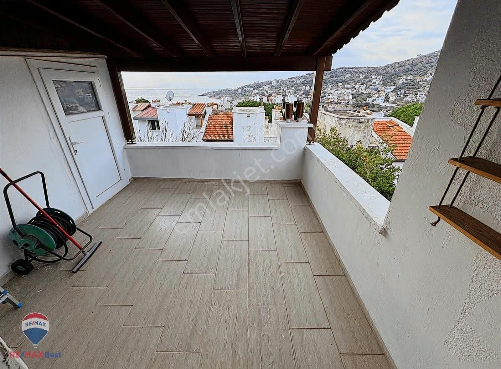 18 Çandarlı Piri Reis Sitesi Tripleks Bahçeli 3+1 Satılık Villa - Görsel 2