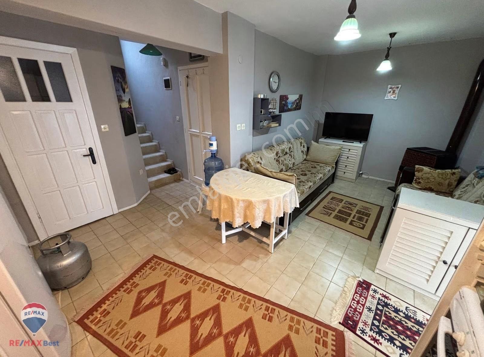 18 Çandarlı Piri Reis Sitesi Tripleks Bahçeli 3+1 Satılık Villa - Görsel 13