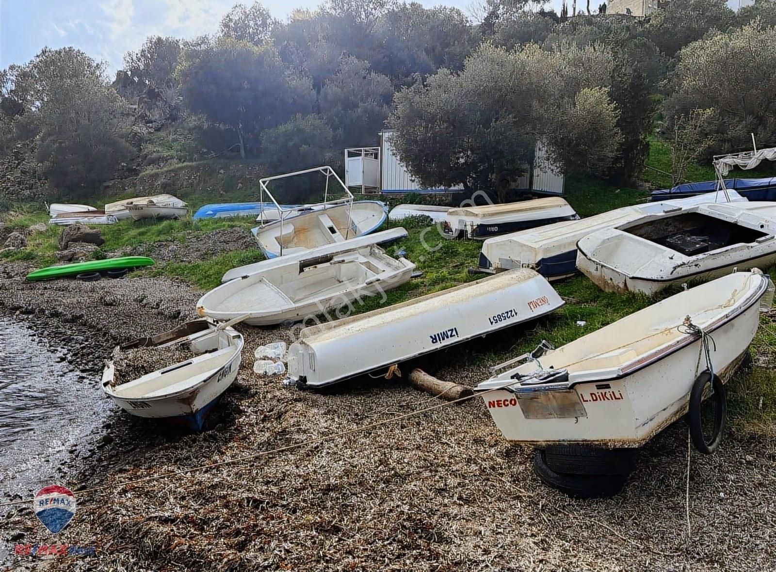 18 Çandarlı Piri Reis Sitesi Tripleks Bahçeli 3+1 Satılık Villa - Görsel 7