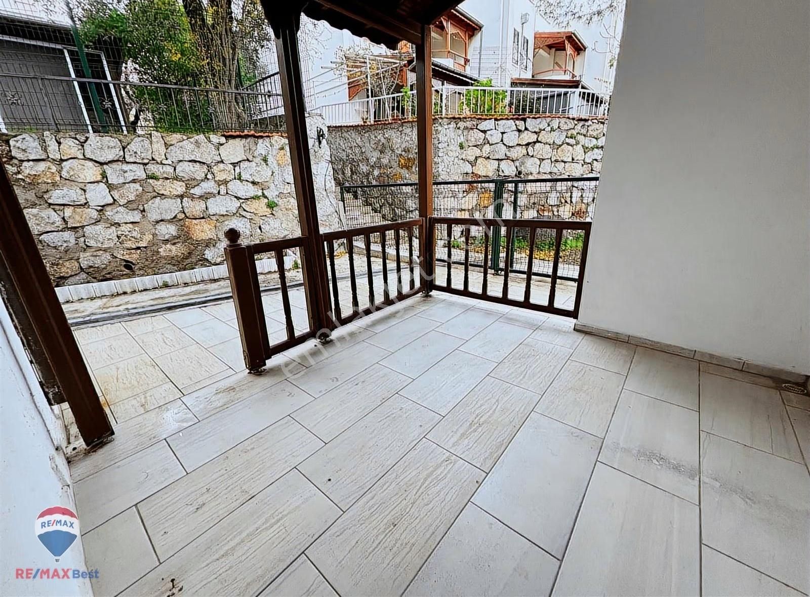 18 Çandarlı Piri Reis Sitesi Tripleks Bahçeli 3+1 Satılık Villa - Görsel 9