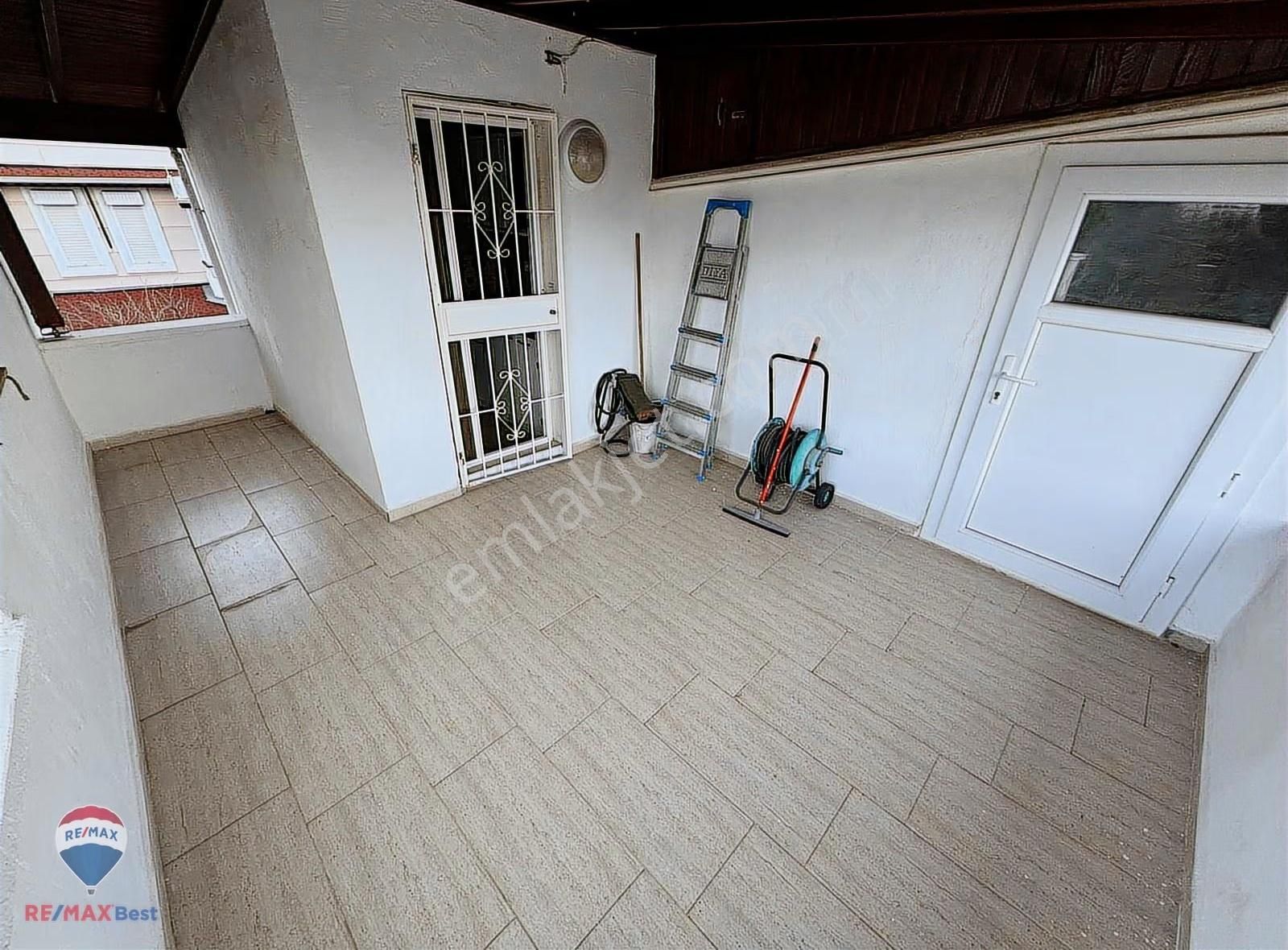 18 Çandarlı Piri Reis Sitesi Tripleks Bahçeli 3+1 Satılık Villa - Görsel 17