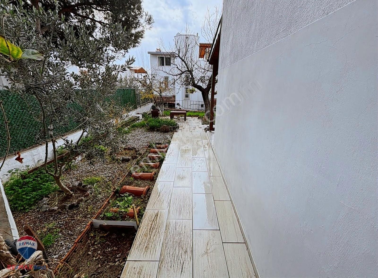 18 Çandarlı Piri Reis Sitesi Tripleks Bahçeli 3+1 Satılık Villa - Görsel 11