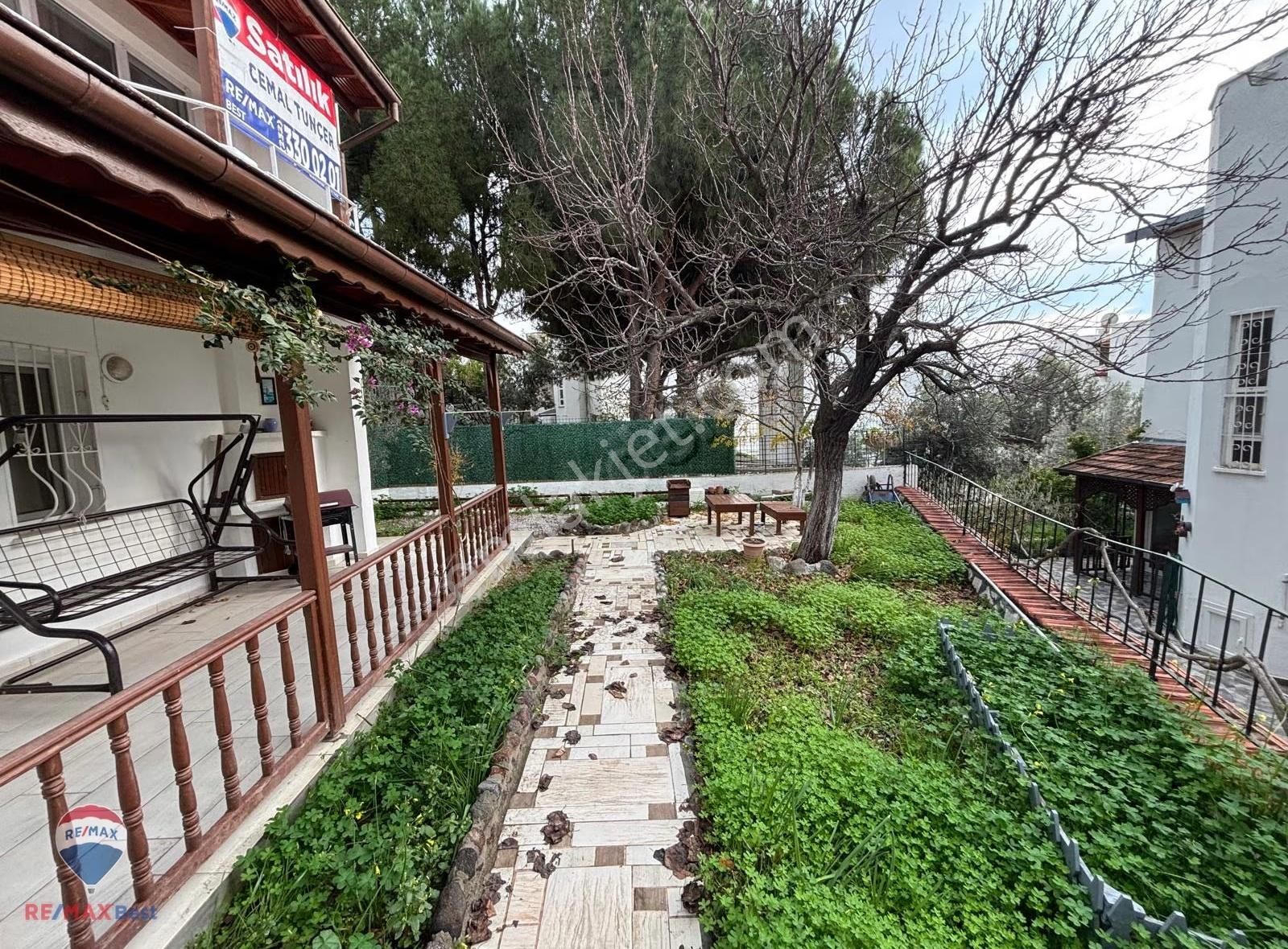 18 Çandarlı Piri Reis Sitesi Tripleks Bahçeli 3+1 Satılık Villa - Görsel 15