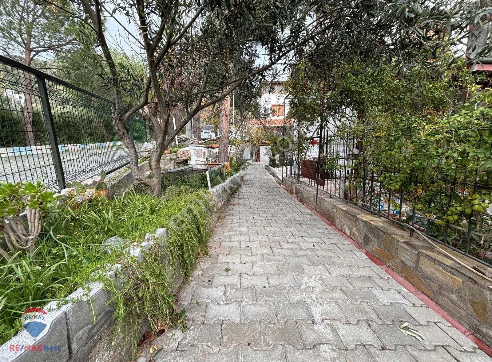 18 Çandarlı Piri Reis Sitesi Tripleks Bahçeli 3+1 Satılık Villa - Görsel 14