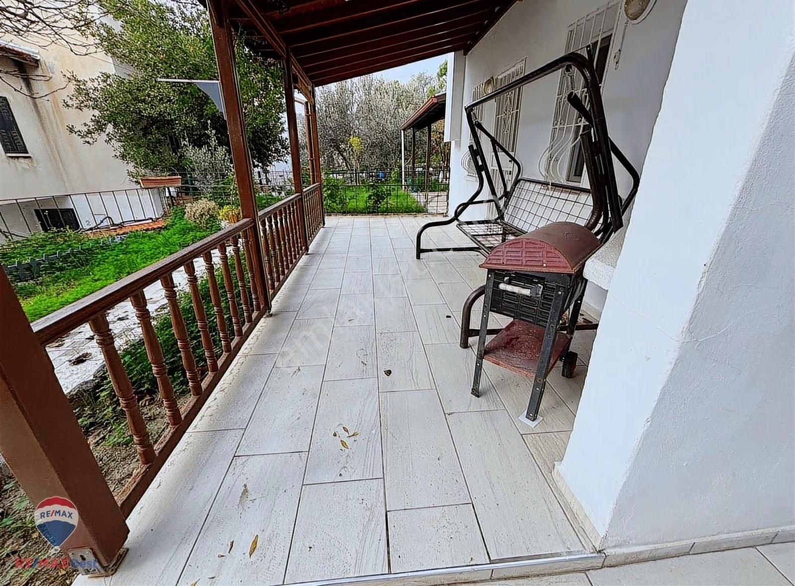 18 Çandarlı Piri Reis Sitesi Tripleks Bahçeli 3+1 Satılık Villa - Görsel 26