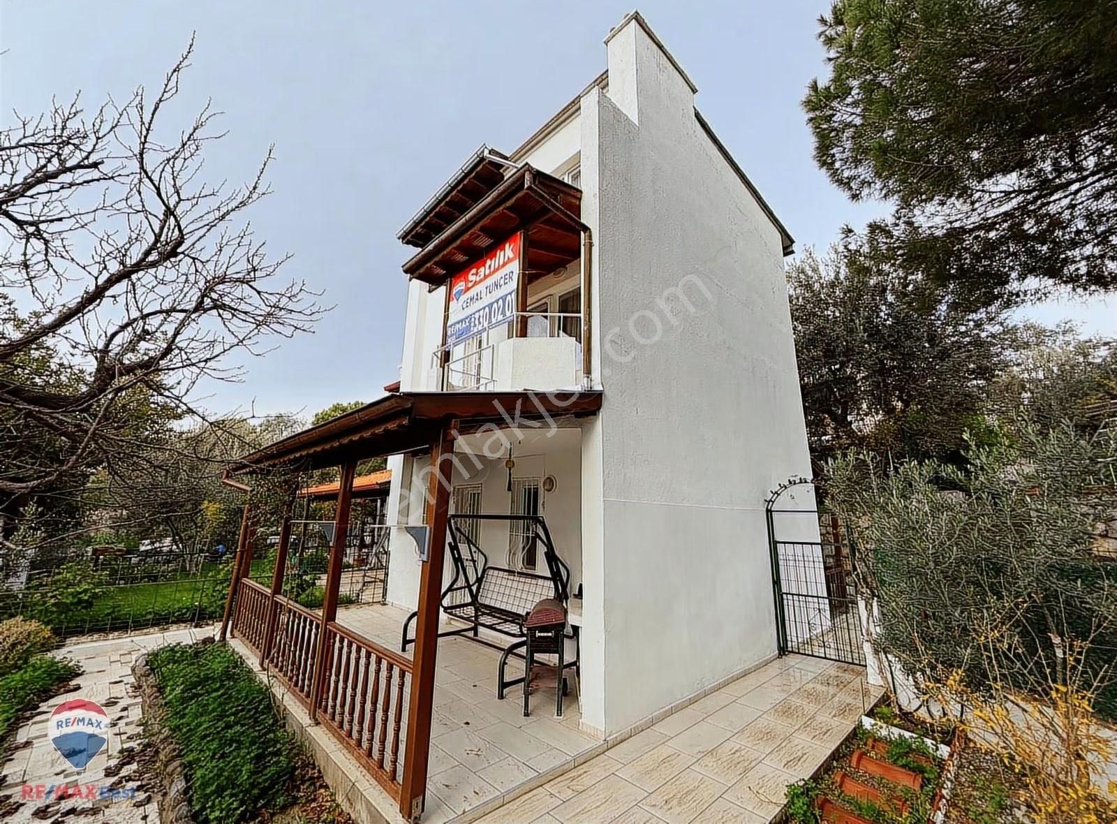 18 Çandarlı Piri Reis Sitesi Tripleks Bahçeli 3+1 Satılık Villa