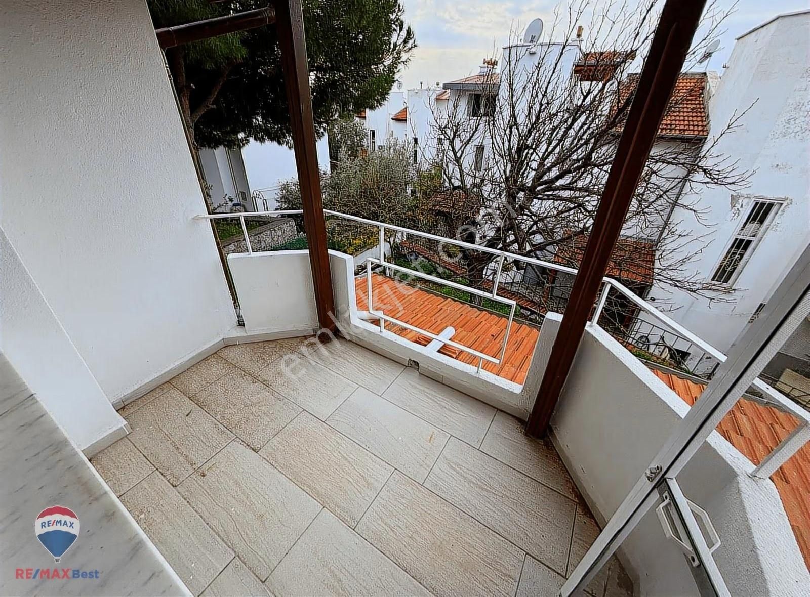 18 Çandarlı Piri Reis Sitesi Tripleks Bahçeli 3+1 Satılık Villa - Görsel 21