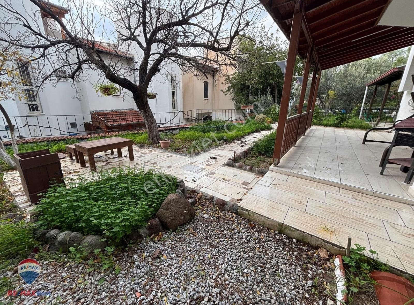 18 Çandarlı Piri Reis Sitesi Tripleks Bahçeli 3+1 Satılık Villa - Görsel 10