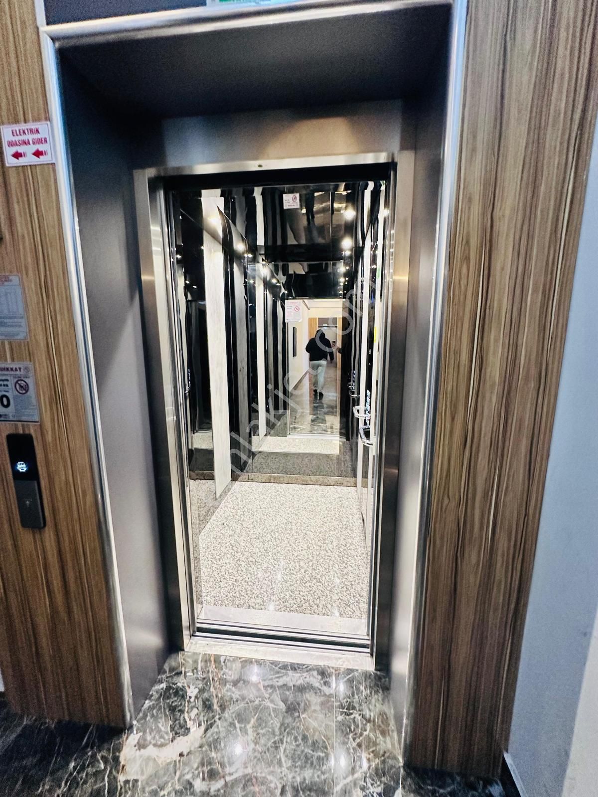 Ty'de Site İçerisinde Ebeveyn Banyolu Kapalı Otoparklı 4+1 Daire - Görsel 26