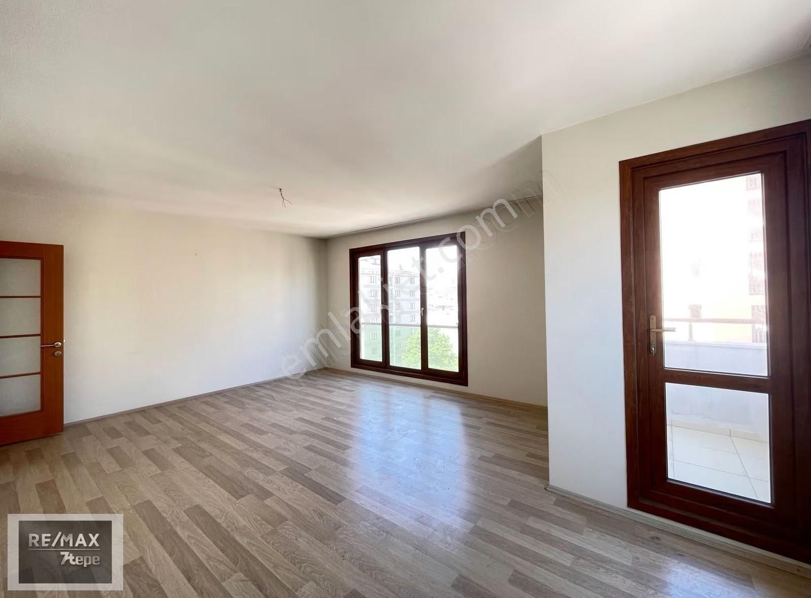 Remax 7tepeden Çekmeköy 216 Butik Sitesinde Boş Kiralık 3+1 - Görsel 2