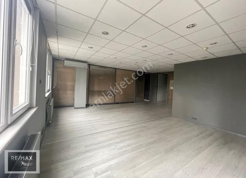 Ataşehir Ana Cadde Üzerinde Tabela Değeri Yüksek Kiralık Ofis - Görsel 28