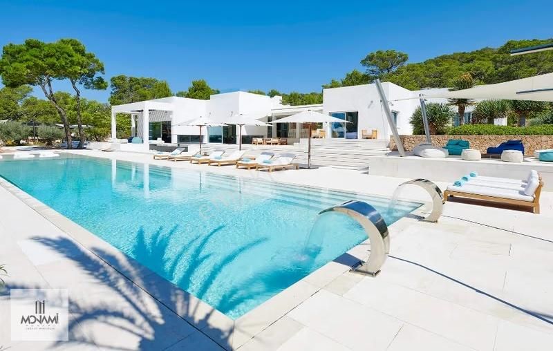 Villa Ortak Havuz 4+1 320 M2 Sahil 300 Metre