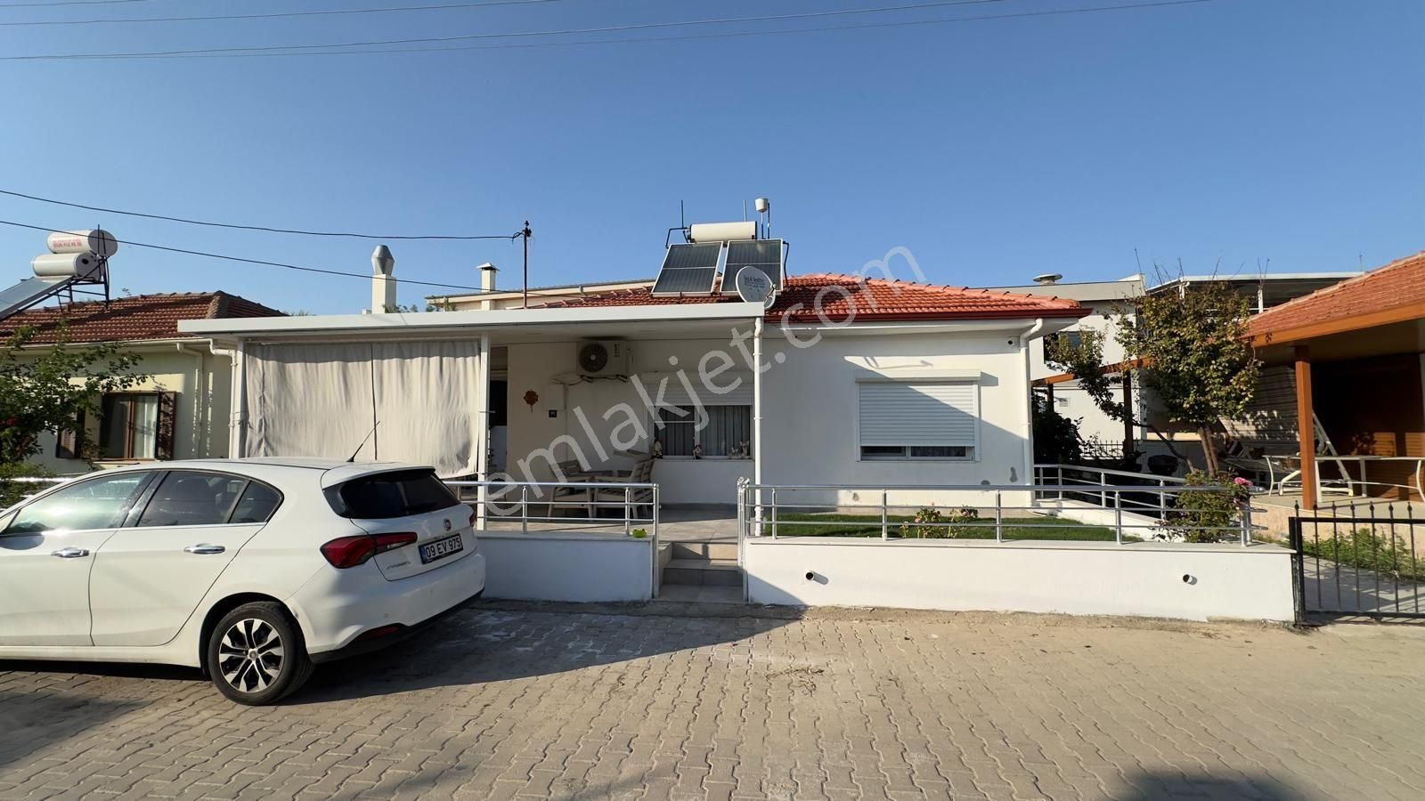 Kuşadası Davutlar Sahilınde Denize Sıfır Sitede Tek Müstakil Emsalsiz Villa