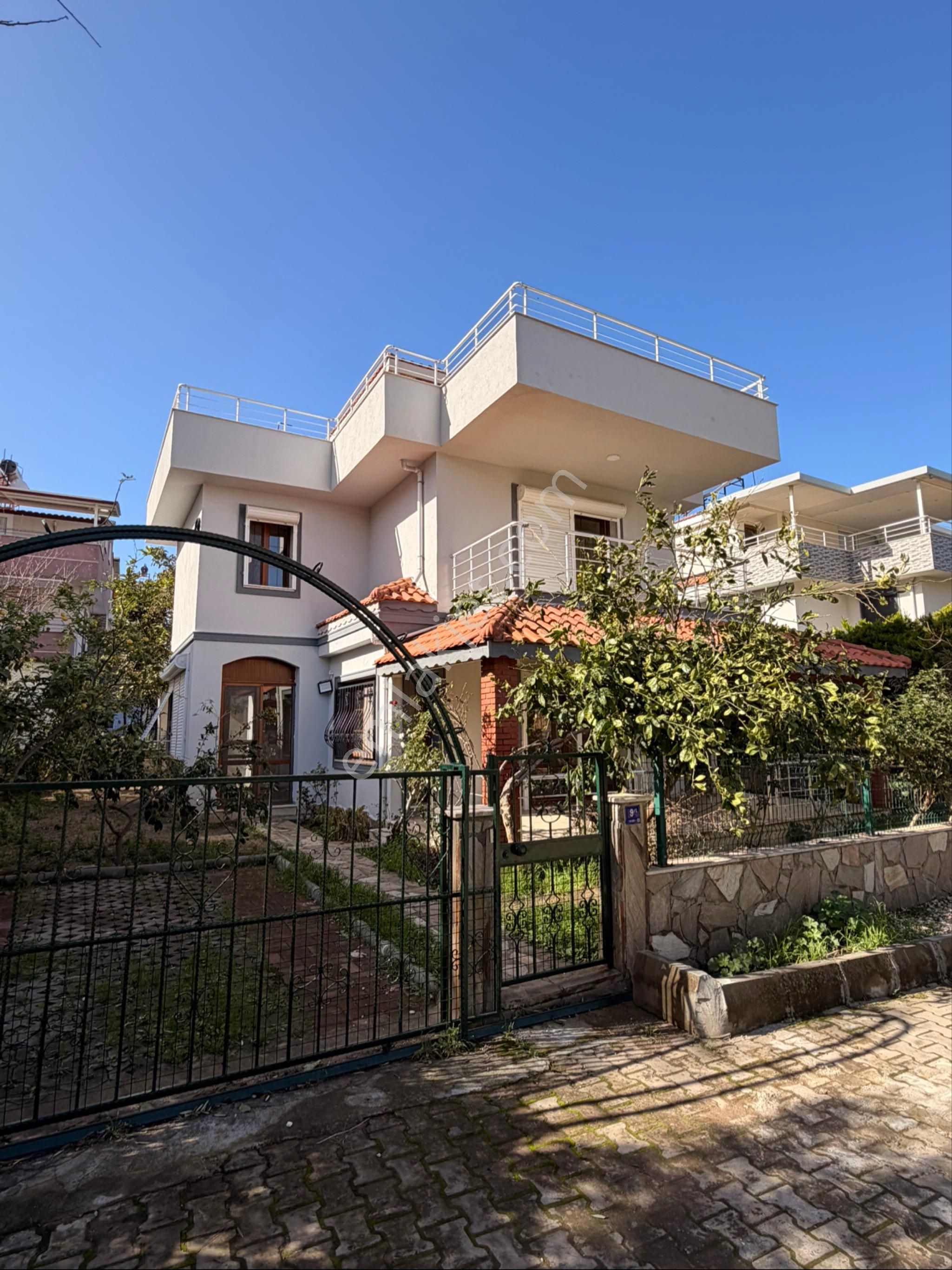 Aydın Kışadası Güzelçamlı’da Denize 400m Tek Müstakil 300m Arsa İçinde Villa