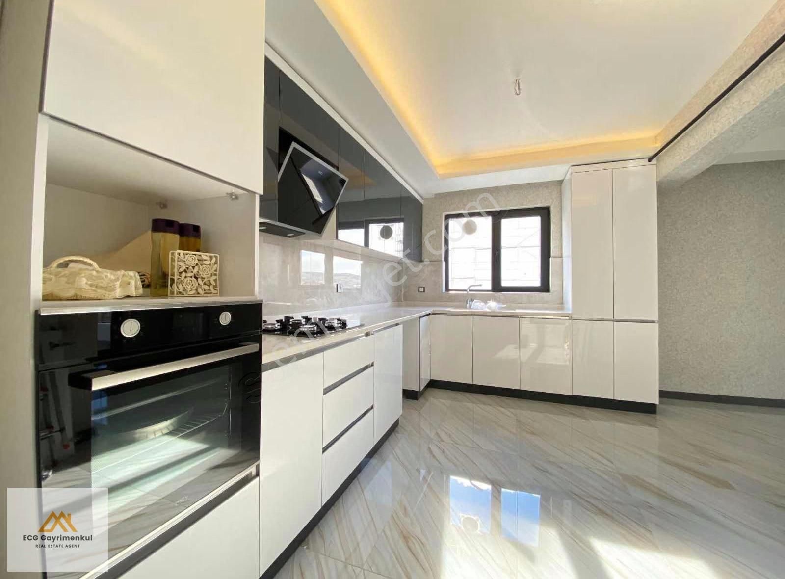 Ecg Gayrimenkul'den; Sitede Çok Geniş 4+1 Süper Kiralık Daire !!