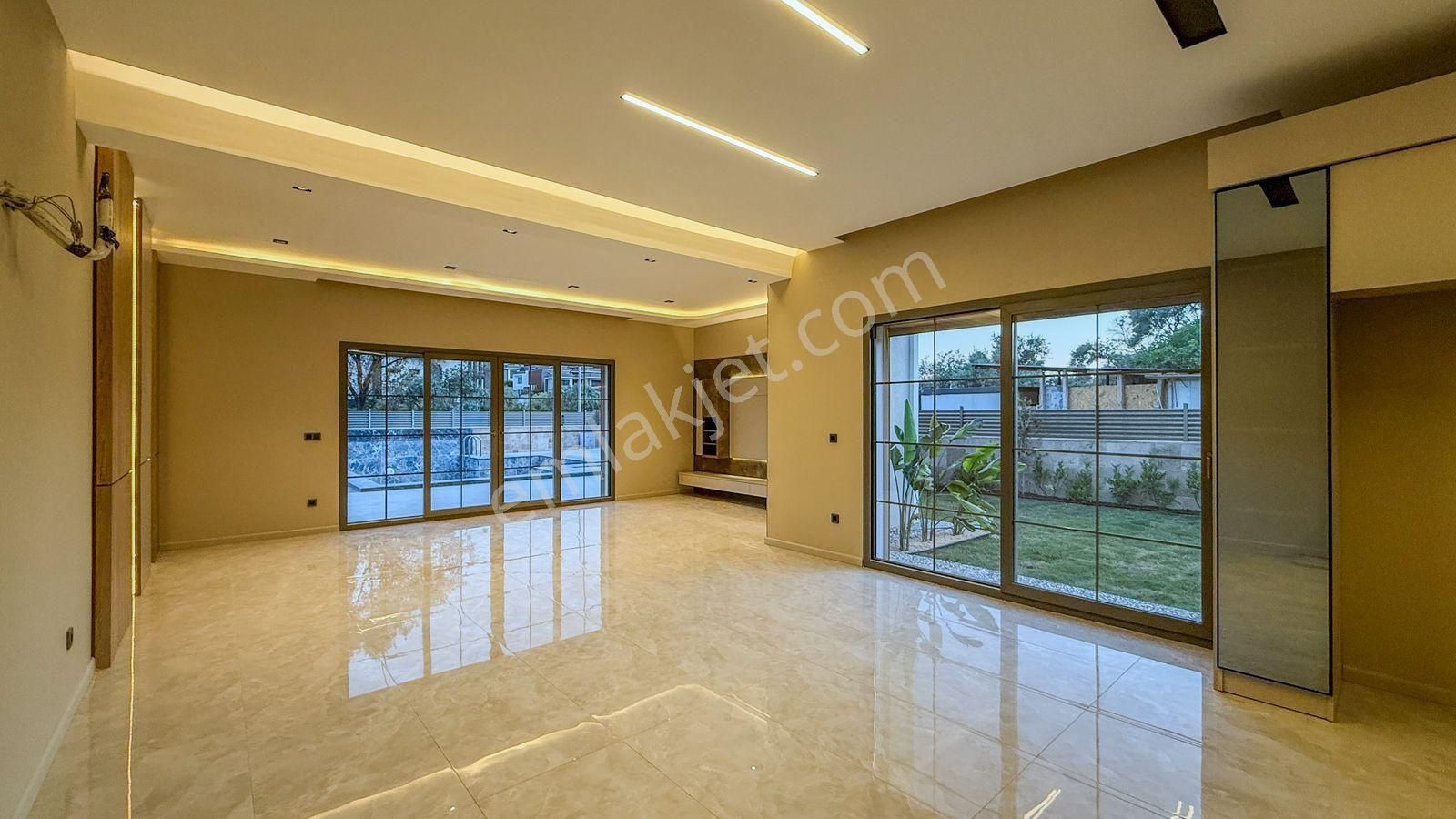 Kuşadası Merkezde Satılık 4+1 Sıfır Villa - Görsel 19