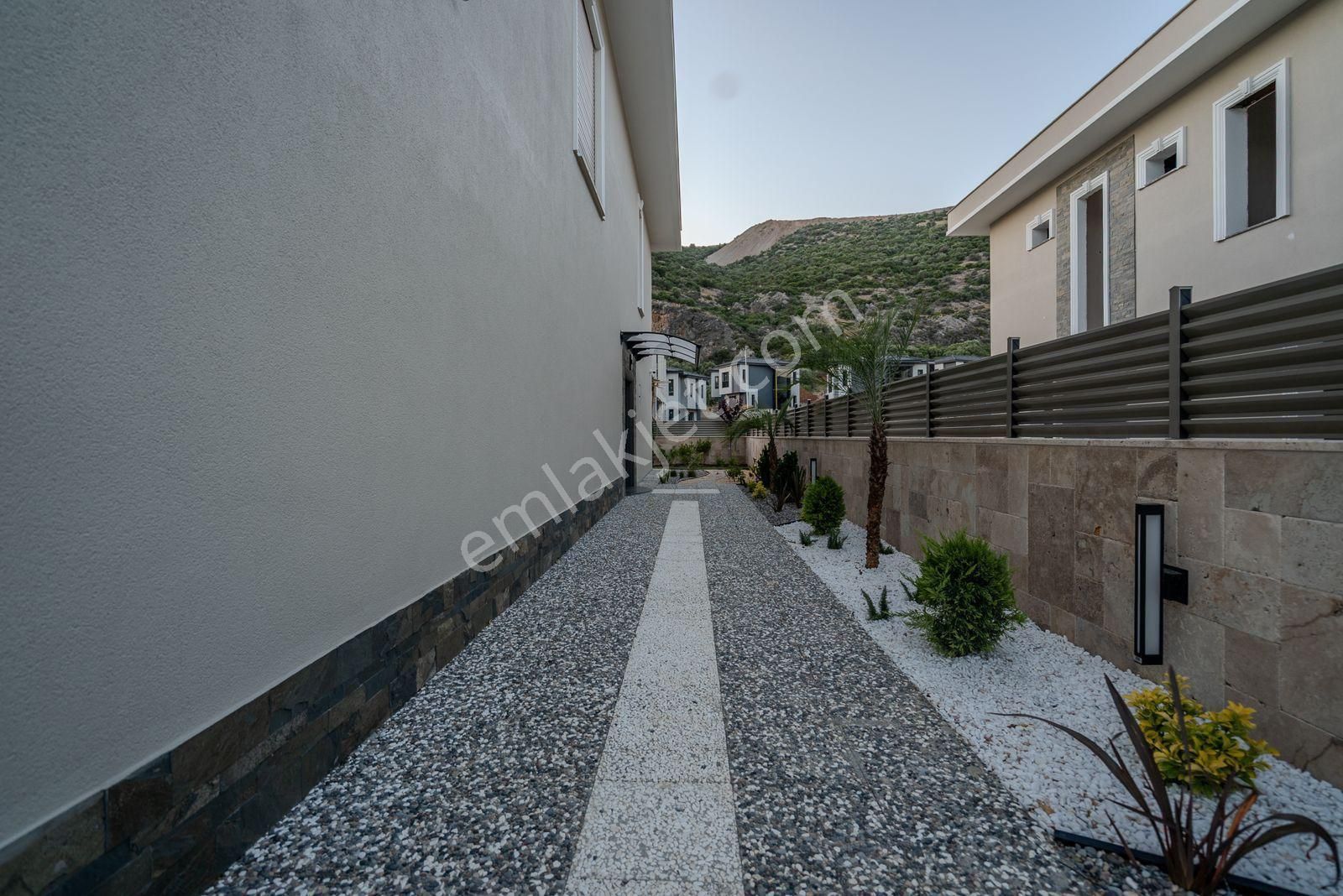 Kuşadası Merkezde Satılık 4+1 Sıfır Villa - Görsel 27