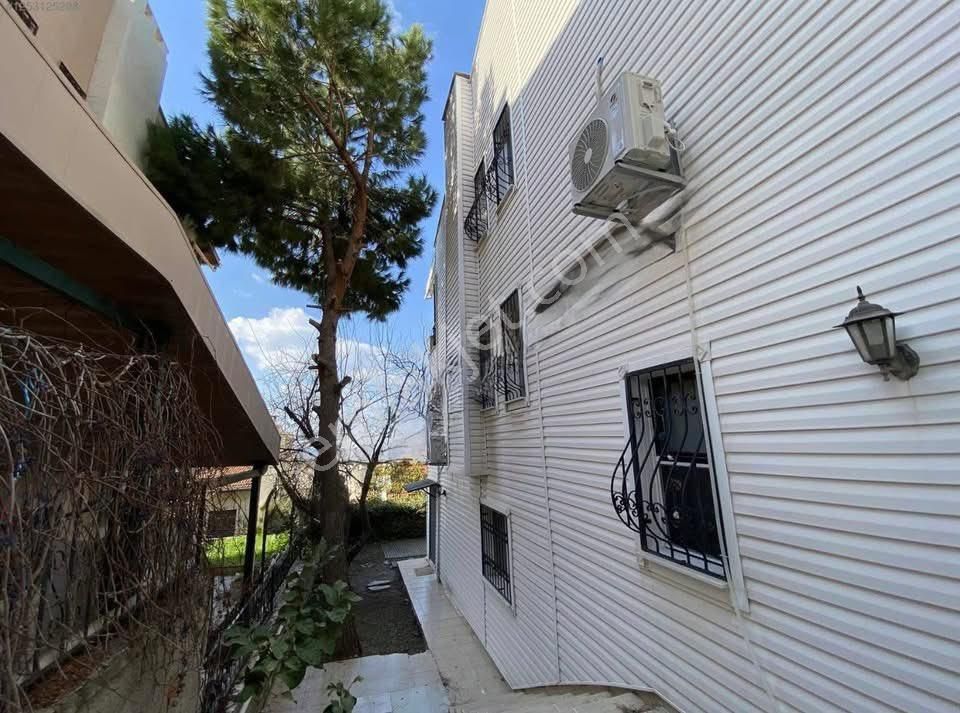 Kuşadası Merkez – Marina Mevkiinde Full Deniz Manzaralı Tripleks 4+1 Villa