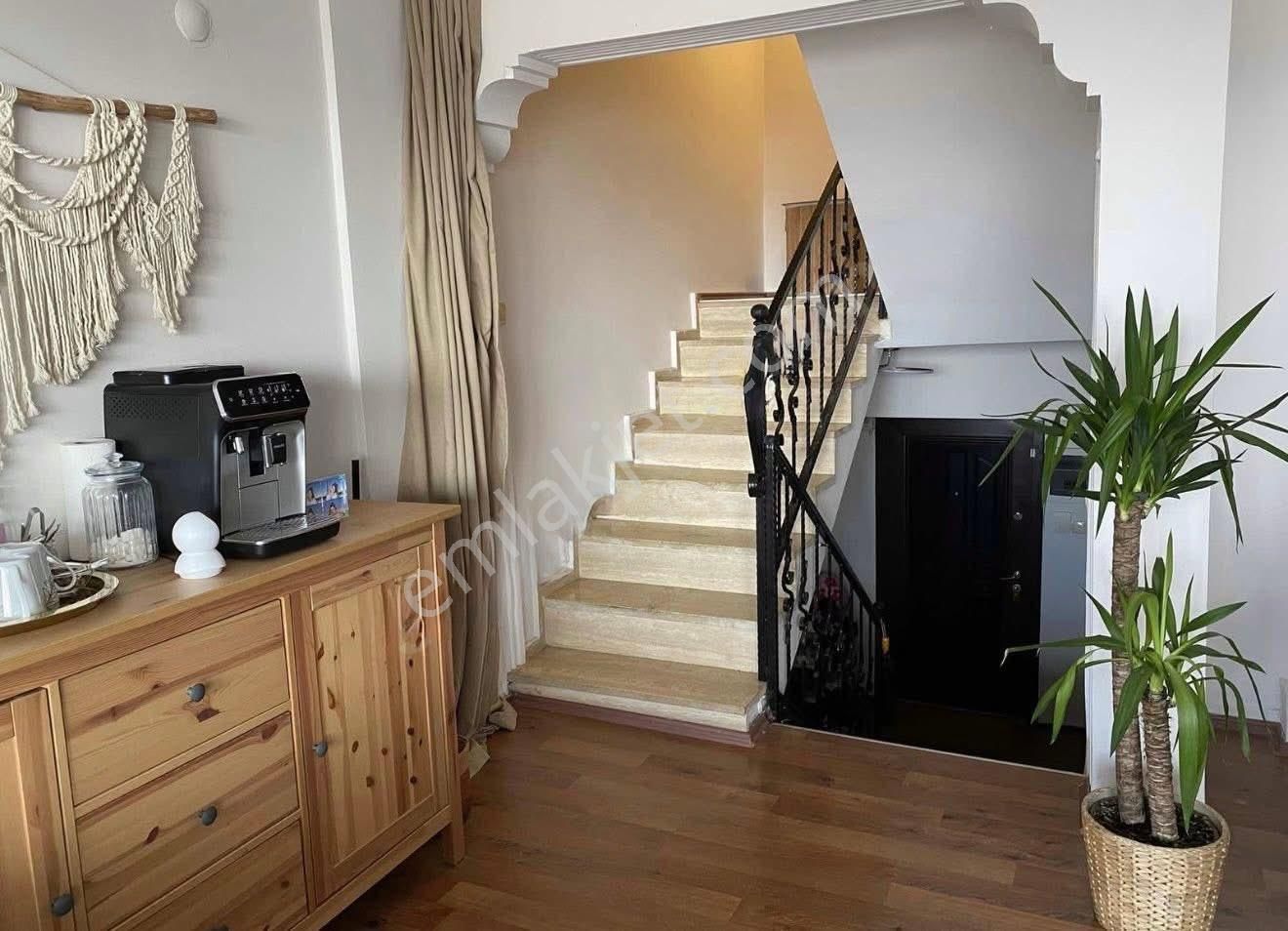 Kuşadası Merkez – Marina Mevkiinde Full Deniz Manzaralı Tripleks 4+1 Villa - Görsel 3