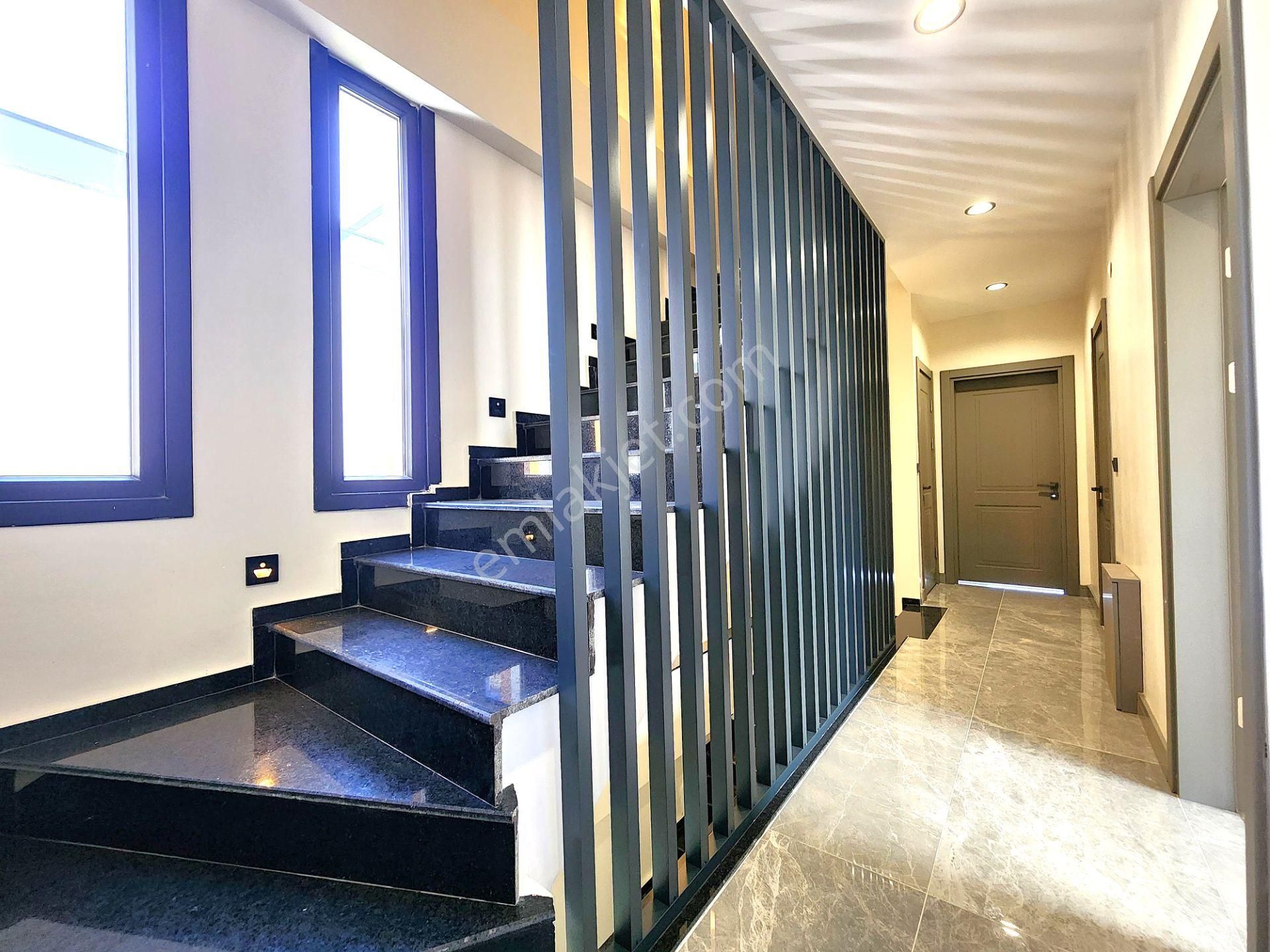 Burhaniye Pelitköy'de Aygülden Sıfır Çift Terasıyla Full Lebiderya Deniz Manzaralı 4+1 Satılık Villa - Görsel 8