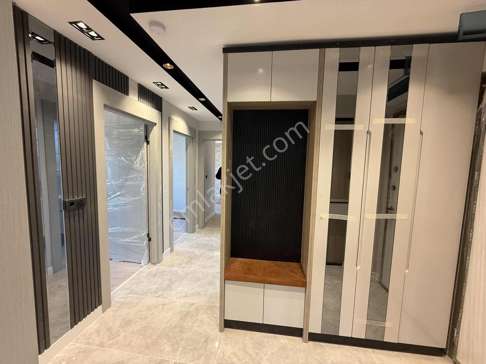 Mensa'dan Karakayada Ana Cadde Paralelli Kaçmaz Orta Kat Dairesi