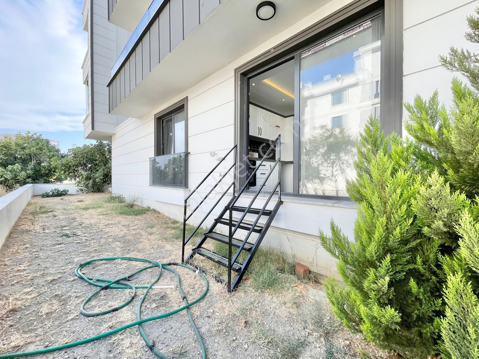 Berkay Demirel'den Altınkumda Bahçe Kullanımlı Sıfır 1+1 Daire