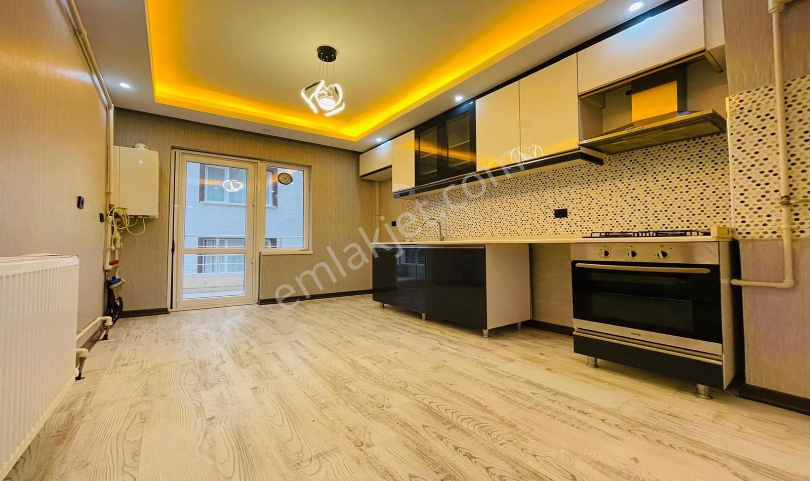 Mensa'dan Satılık Ara Kat Ana Caddeye Yürüme Mesafede 3+1