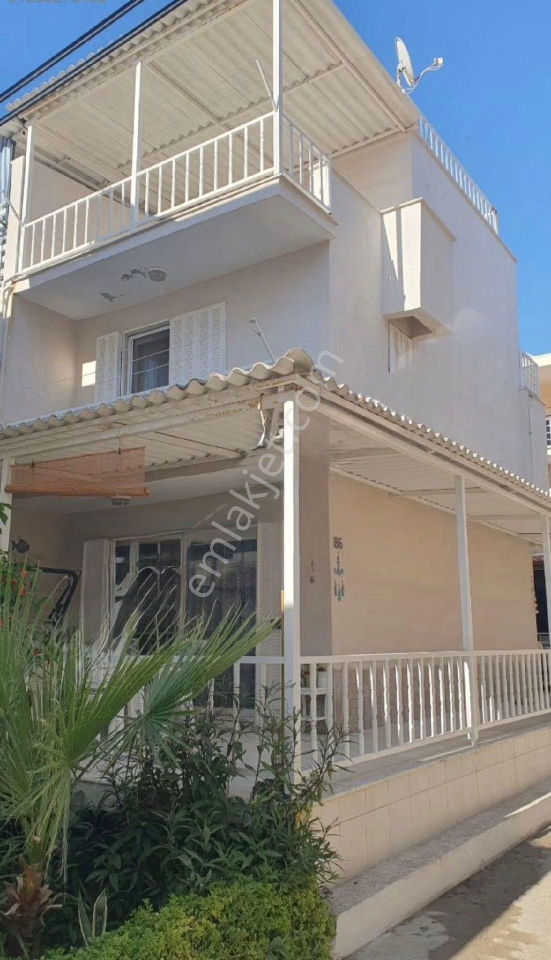 Kuşadası Karaova Mahallesi Denize Sıfır Özel Plajlı Villa - Görsel 13