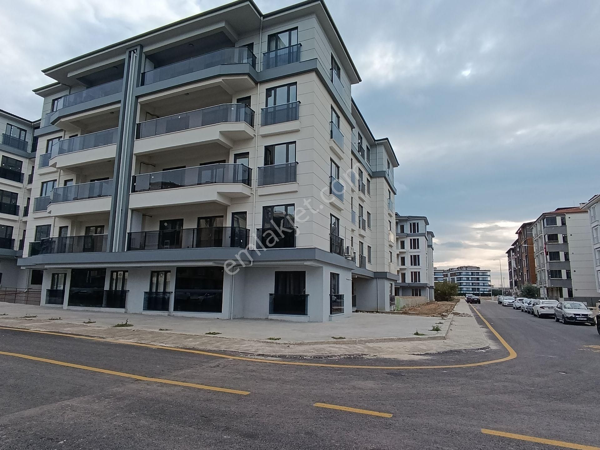 100. Yıl Mahallesi Site İçinde Havuzlu 3+1 Ara Kat Önü Açık Satılık Daire - Görsel 2