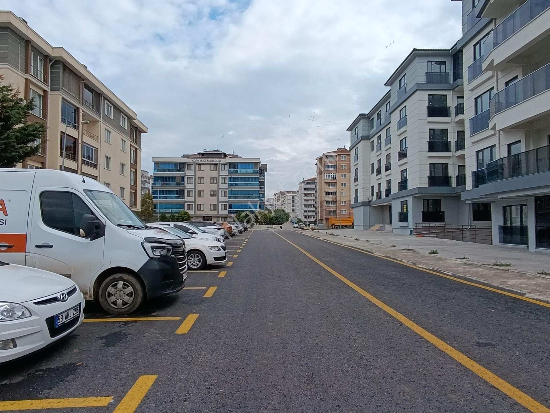 100. Yıl Mahallesi Site İçinde Havuzlu 3+1 Ara Kat Önü Açık Satılık Daire