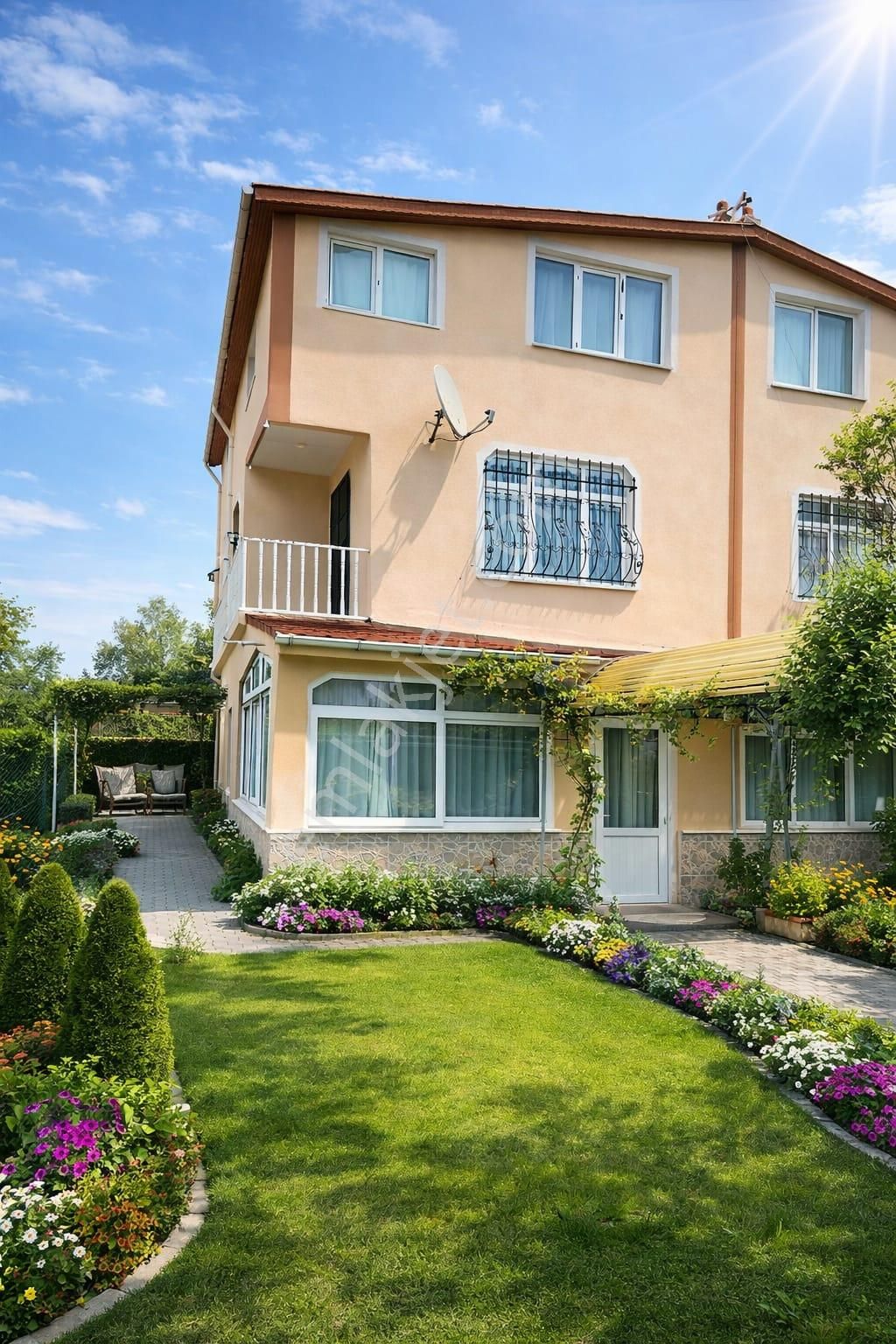 Tekirdağ Yeniçiftlik'de Merkeze ,okula,pazara Yakın Villa