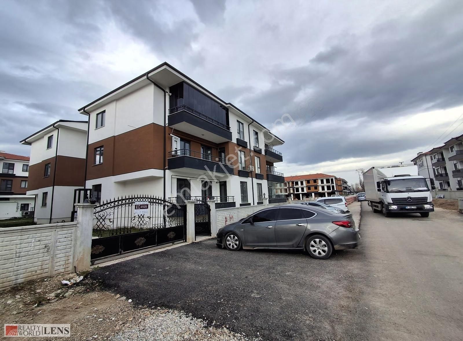 Arifiye Fatih Mahallesinde Kiralık Ebeveyn Banyolu 3+1 130mt2 - Görsel 6