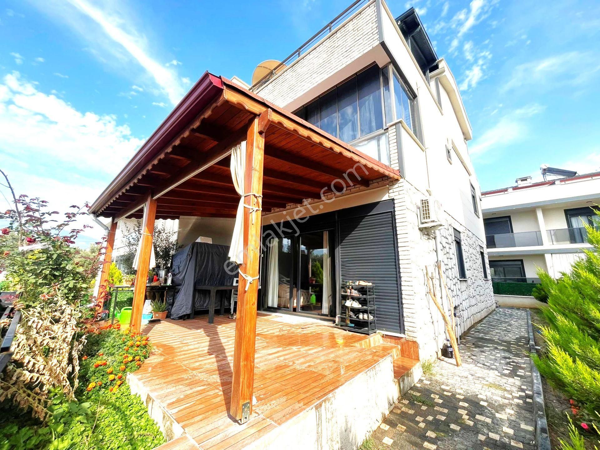 Tek Yetkili Aygülden Edremit Zeytinli'de Lüks Giyinme Odalı Ebeveyn Banyolu Teraslı 4+1satılık Villa