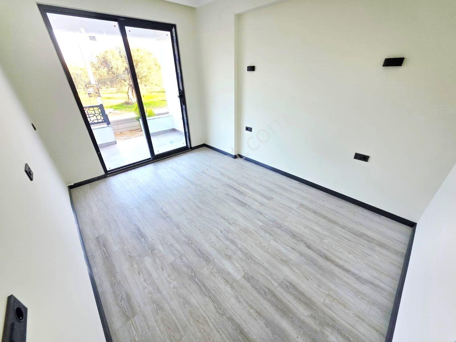 Aygülden Akçay'da Müstakil Tadında Geniş Bahçeli Sıfır Çift Cephe Denize Yakın 2+1 Satılık Daireler - Görsel 13