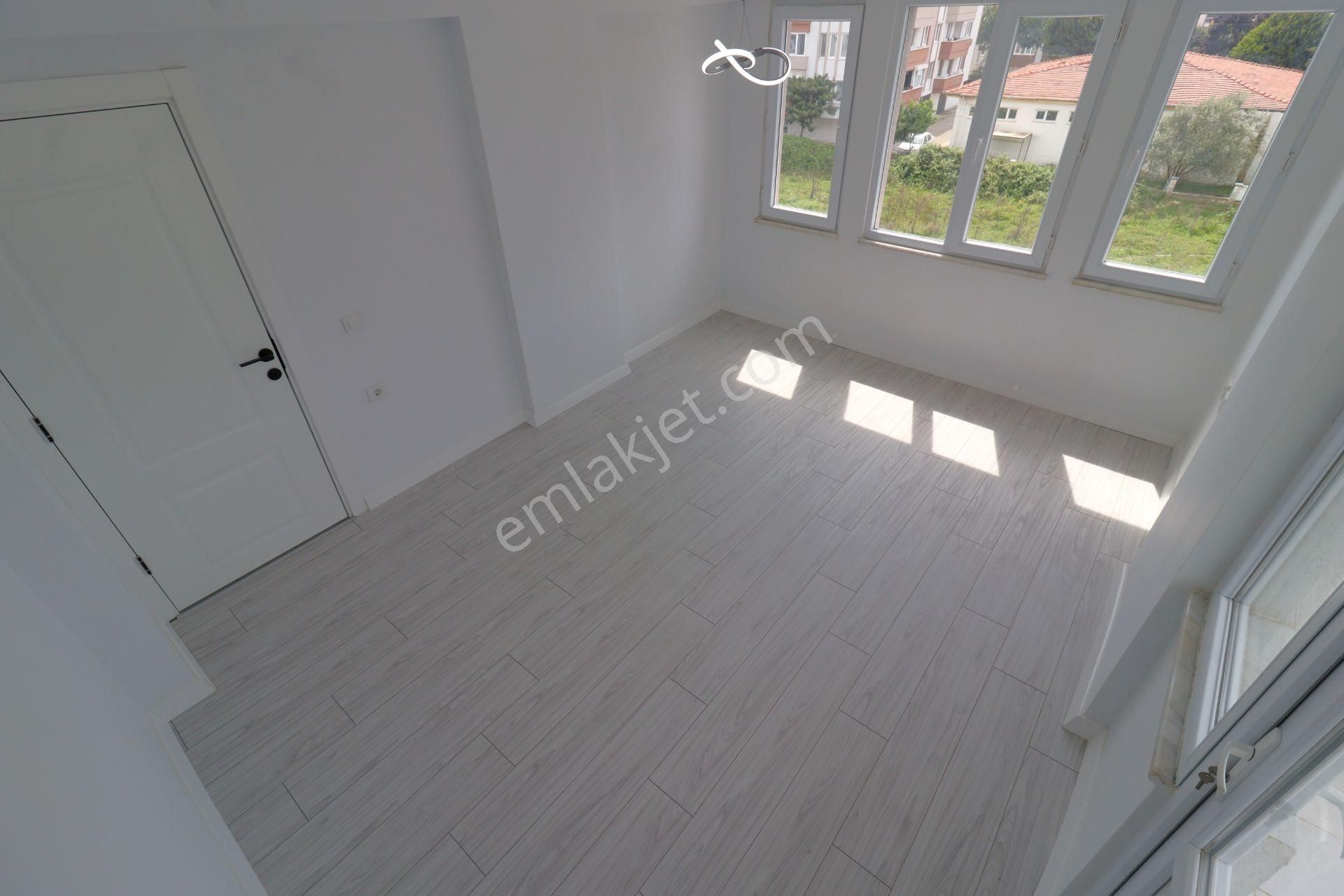 Akçay'da Aygülden İçi Ful Yapılı Ara Kat Ön Cephe Ayrı Mutfak Çift Balkonlu Kaçmaz Satılık 3+1 Daire - Görsel 16
